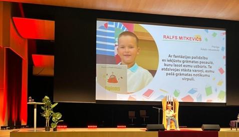 Ralfam Mitkevičam (6.b) 3. vieta Latvijas Skaļās lasīšanas finālā