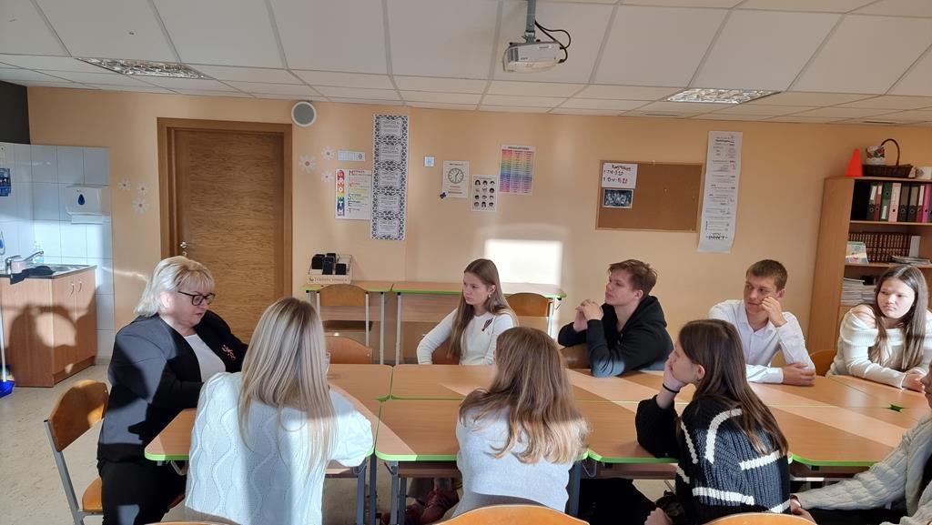 Ādažu vidusskolā viesojas 14. Saeimas deputāte Agita Zariņa-Stūre
