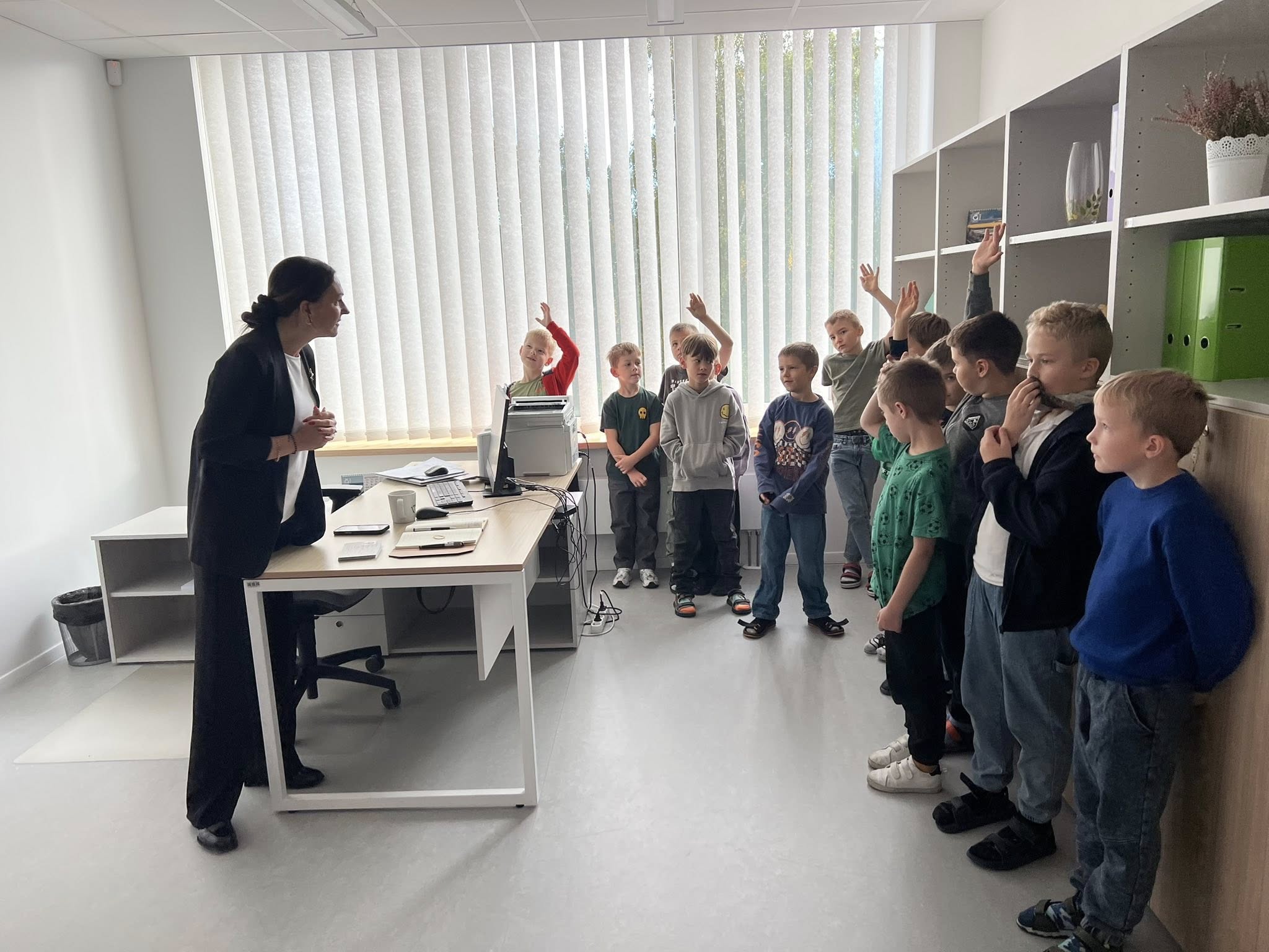 1. klašu skolēni ciemojas pie direktores