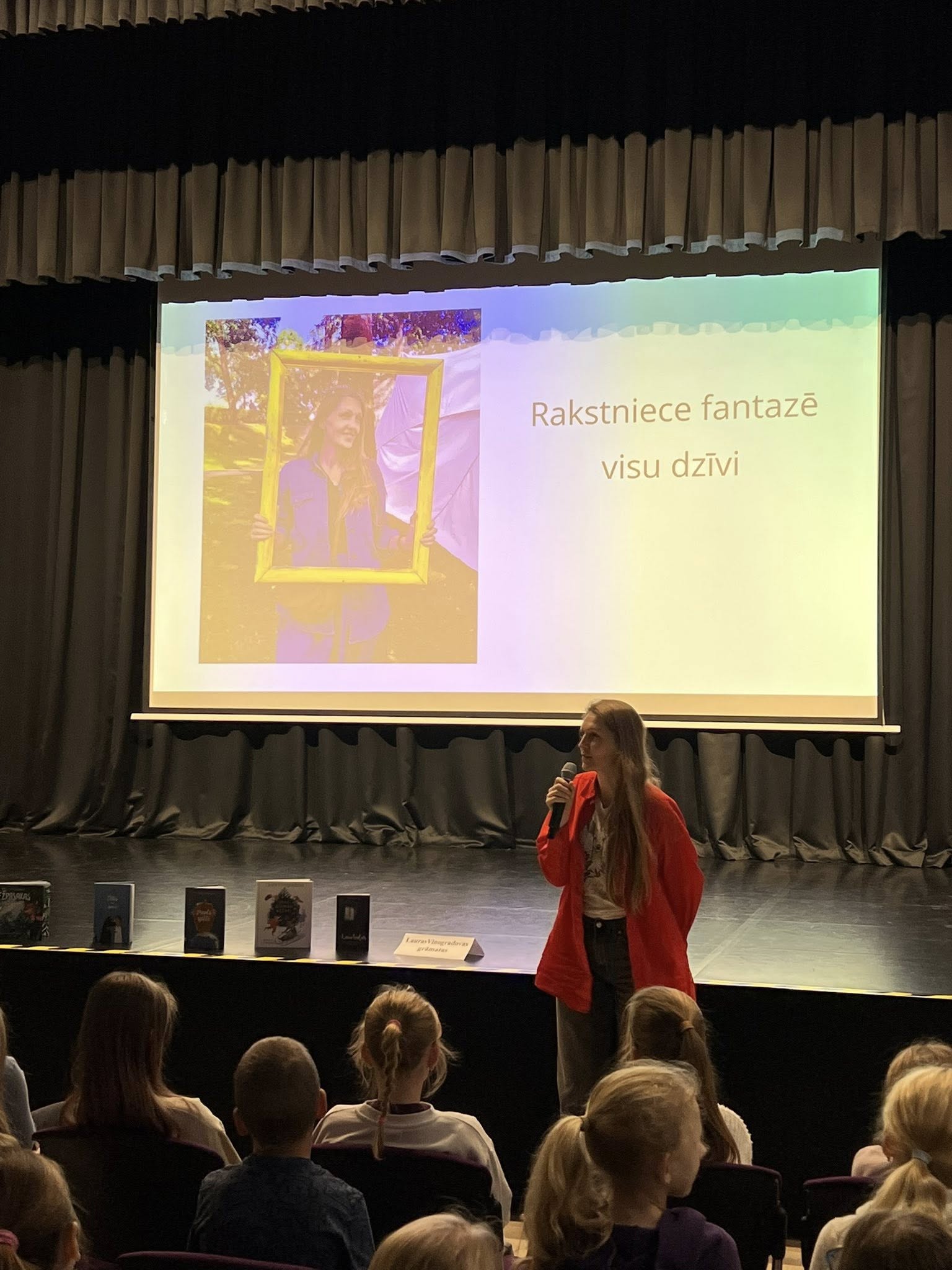 Bērnu žūrijas ietvaros Ādažu vidusskolā viesojās rakstniece un vairāku bērnu grāmatu autore Laura Vinogradova